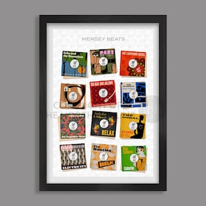 Op de afbeelding: Een ingelijste print met albumhoezen van verschillende bands, waaronder The Beatles en The Lightning Seeds. De hoezen zijn kleurrijk en bevatten tekst zoals "MERSEY BEATS", "HELP!" en "Valerie". De print zit in een zwarte lijst.
