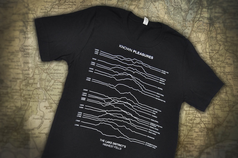 K&ouml;nnte beinhalten: Schwarzes T-Shirt mit einer wei&szlig;en Grafik eines Liniendiagramms mit dem Text "KNOWN PLEASURES" und "THE LAKE DISTRICT'S HIGHEST FELLS" oben und unten im Diagramm.