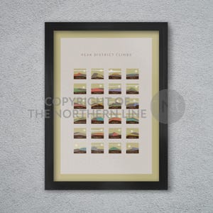 Può includere: Una stampa incorniciata con il titolo "Peak District Climbs" che presenta una griglia di 25 illustrazioni colorate di montagne. Ogni illustrazione rappresenta una montagna diversa con uno schema di colori unico e una piccola icona del sole nel cielo.