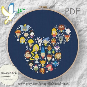 Op de afbeelding: Een kruissteekpatroon met een donkerblauwe achtergrond, met Disney-personages in de vorm van Mickey Mouses hoofd. Het ontwerp bevat verschillende personages en de tekst "PDF". De naam en website van de Etsy-winkel zijn ook zichtbaar.