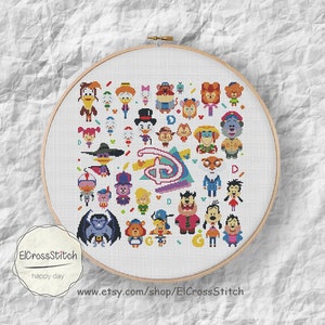 Könnte beinhalten: Eine Kreuzstich-Stickerei mit verschiedenen Disney-Zeichentrickfiguren in einem kreisförmigen Holzrahmen. Das Design enthält das Disney-Logo und den Text "ElCrossStitch happy day".