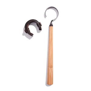 Peut inclure: Un outil à crochet avec une poignée en bois et un crochet en métal. Le crochet est plié en forme de C et est fixé à une poignée en bois. L'outil est utilisé pour la sculpture sur bois.