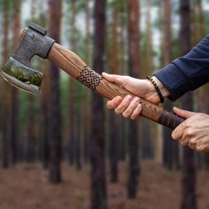Handgeschmiedete Bushcraft Axt mit Schnitzereien - Camping Axt zum Spalten mit geschnitzten Ukrainischen Mustern und Leder Griffwicklung