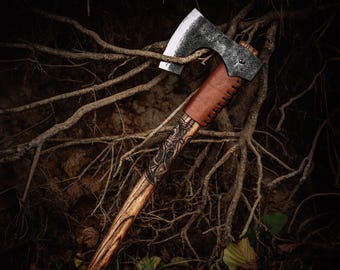 Hacha vikinga con barba forjada a mano con martillo, acero con alto contenido de carbono, funda de cuero y mango tallado
