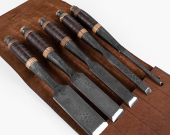 Set Five Chisels with Beveled edges and rings and leather on the handle in the leather bag
