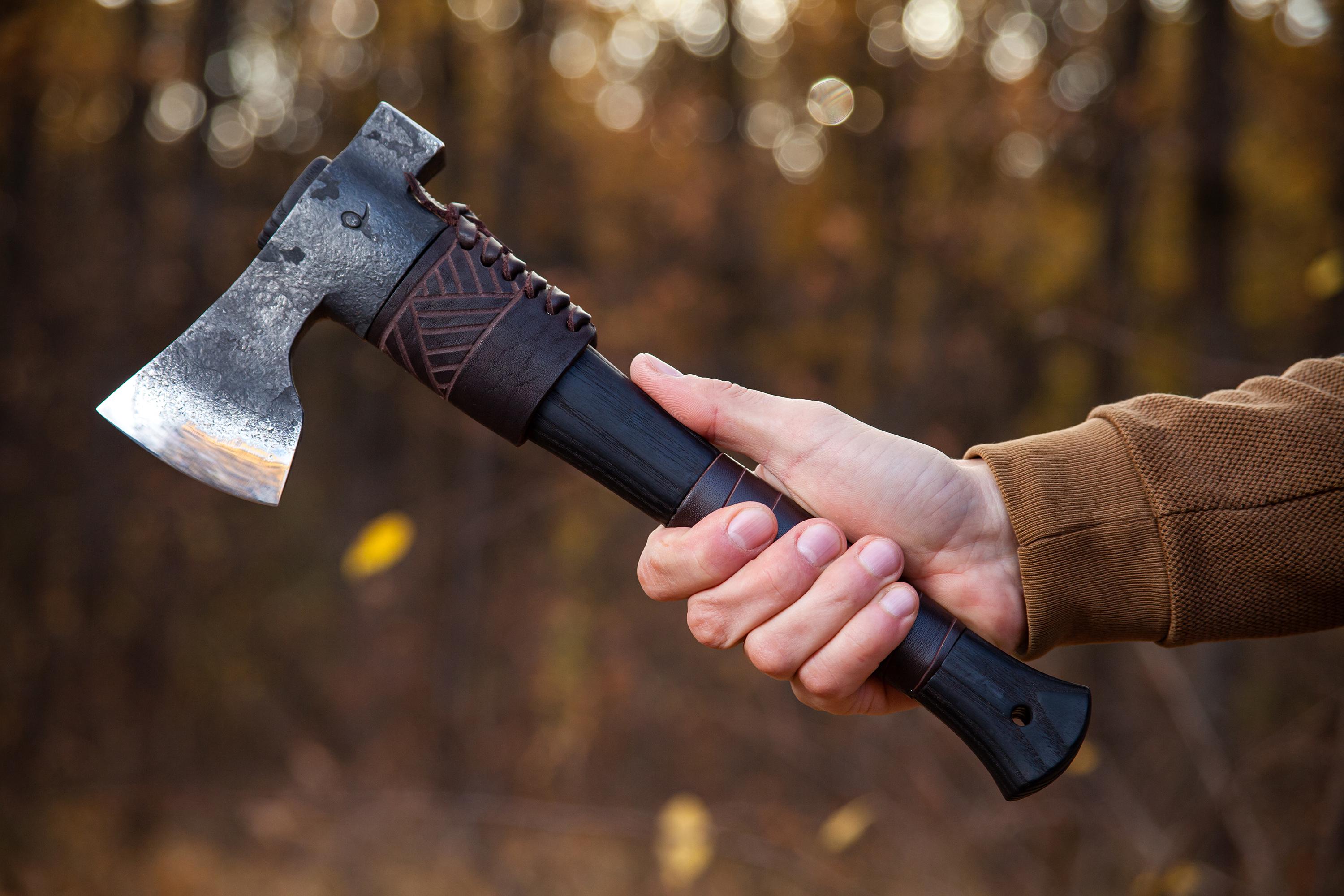 手鍛造トマホーク斧（ハンマー付き）：バイキングスタイル、革製シース