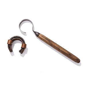 Peut inclure: Un outil à manche en bois avec un crochet en métal et une sangle en cuir. L'outil est utilisé pour la fabrication d'artisanat en cuir.