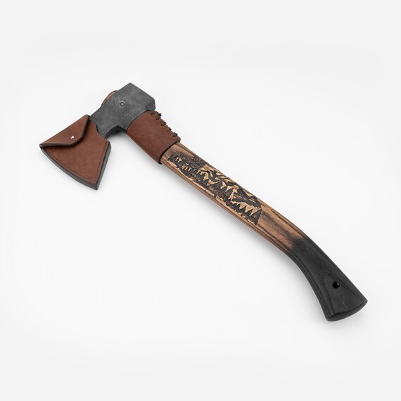 手鍛造ブッシュクラフト斧：彫刻されたアッシュハンドル、レザーケース