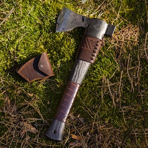 13&#39;&#39; Hand Forged Tomahawk Axe with Hammer - Compact Viking Axe with Short handle, Leather Wrapping and Sheath
