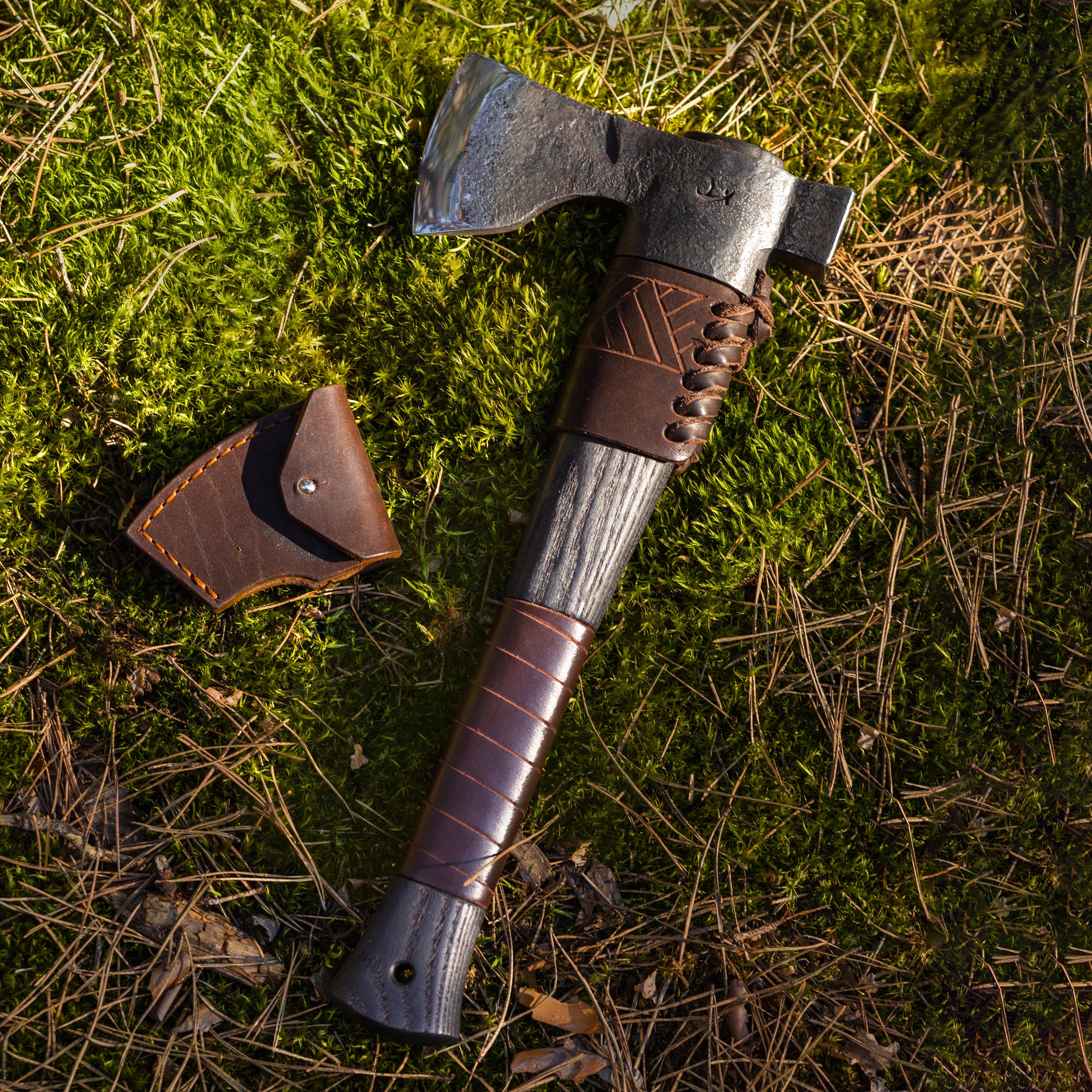 手鍛造トマホーク斧（ハンマー付き）：バイキングスタイル、革製シース