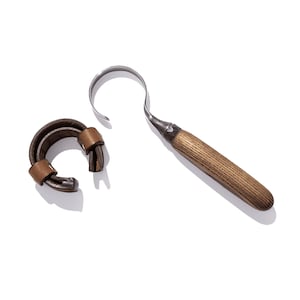 Peut inclure: Un ensemble de deux outils de travail du cuir. Un outil est un crochet en cuir incurvé avec une poignée en bois. L'autre outil est une sangle en cuir avec une boucle.