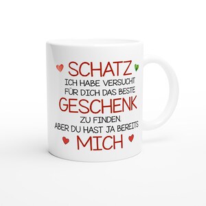 Könnte beinhalten: Weiße Keramiktasse mit rotem Text, der "SCHATZ ICH HABE VERSUCHT FÜR DICH DAS BESTE GESCHENK ZU FINDEN. ABER DU HAST JA BEREITS MICH" lautet, mit roten Herzen und einem grünen Herzen.