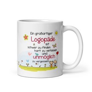 Könnte beinhalten: Weiße Keramiktasse mit einem schwarzen und roten Design. Der Text auf der Tasse lautet "Ein großartiger Logopäde ist schwer zu finden hart zu verlassen und unmöglich zu vergessen!" mit einem Sonnen-, Bienen-, Schmetterlings- und Herzmotiv.