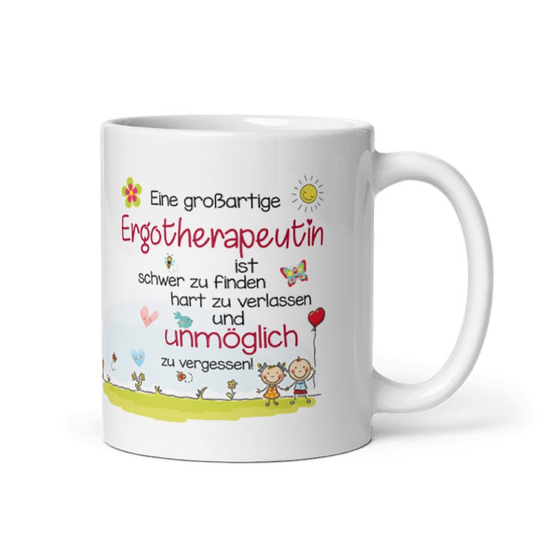 May include: White ceramic mug with a colorful design featuring the text "Eine gro&szlig;artige Ergotherapeutin ist schwer zu finden hart zu verlassen und unm&ouml;glich zu vergessen!"  The design includes a butterfly, a bee, a heart, a sun, and two stick figures holding hands.