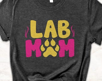 Lab Mom T-Shirt - Cute Labrador Dog Lover Shirt, Funny Dog Mom Tee, Pet Owner Gift for Women Who Love Labs