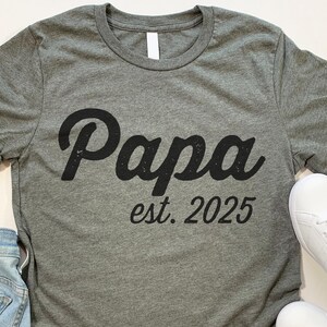 New Papa Est 2025 Shirt, Papa Gift Idea, Grandfather Shirt Gift Fathers Day Shirt Papa Gifts Tshirt, Newborn Tee, Men&#39;s Baby Shower Gift