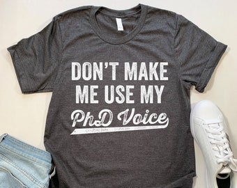 Divertida camiseta de regalo de doctorado académico. No me hagas usar mi camisa de voz de doctorado.