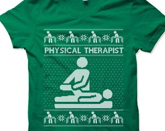 Op de afbeelding: Groen T-shirt met een wit ontwerp van een fysiotherapeut die aan een patiënt werkt. De tekst "PHYSICAL THERAPIST" staat op het shirt gedrukt.