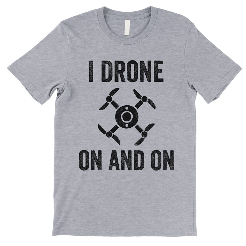 Op de afbeelding: Een grijs t-shirt met een zwarte afbeelding van een drone en de tekst "I Drone On And On".