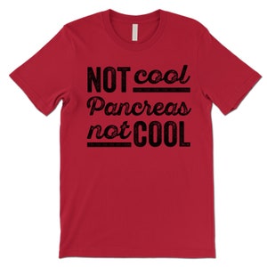 K&ouml;nnte beinhalten: Rotes T-Shirt mit schwarzem Text, der "NOT cool Pancreas not COOL" lautet.