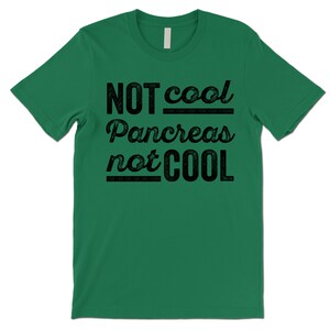 K&ouml;nnte beinhalten: Gr&uuml;nes T-Shirt mit schwarzem Text, der "NOT cool Pancreas not COOL" lautet.