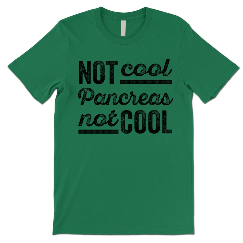 K&ouml;nnte beinhalten: Gr&uuml;nes T-Shirt mit schwarzem Text, der "NOT cool Pancreas not COOL" lautet.