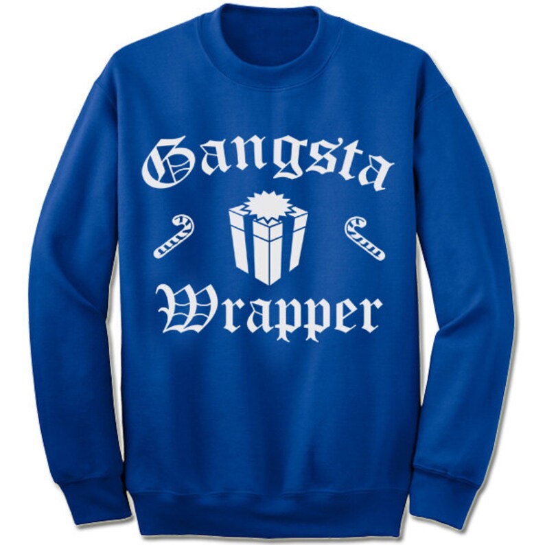 Pode incluir: Uma camisola azul royal com as palavras "Gangsta Wrapper" em fonte g&oacute;tica branca. Uma caixa de presente branca e dois bast&otilde;es de doces tamb&eacute;m est&atilde;o presentes no design. Esta camisola festiva &eacute; perfeita para a &eacute;poca natal&iacute;cia.