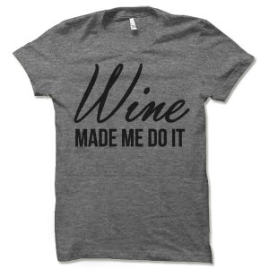 Puede incluir: Camiseta gris con texto negro que dice "Wine Made Me Do It".
