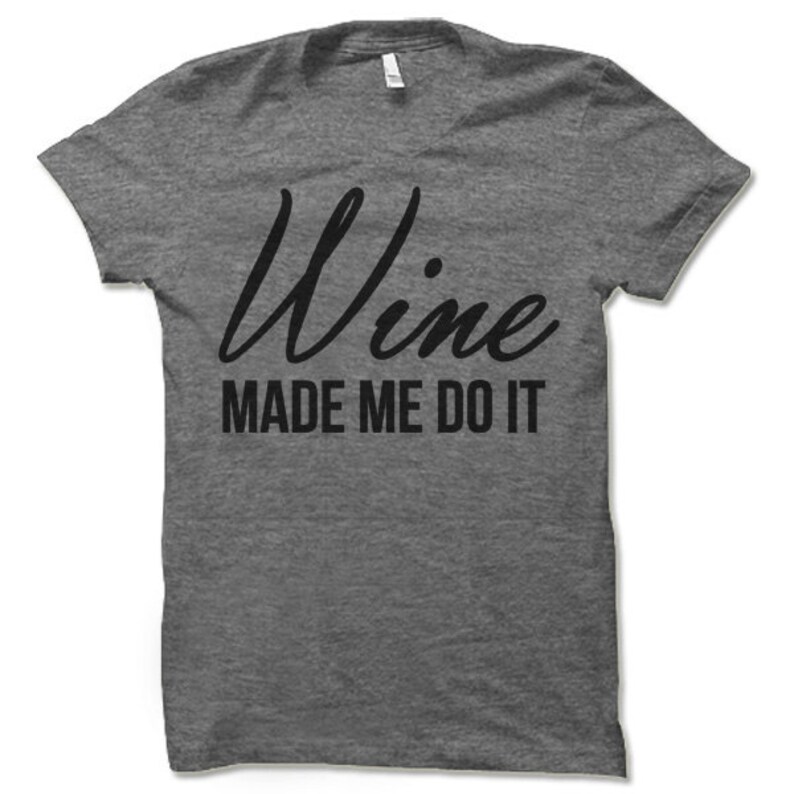 Puede incluir: Camiseta gris con texto negro que dice "Wine Made Me Do It".