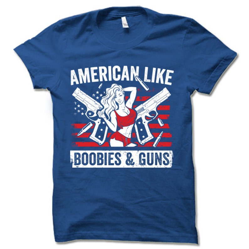 American Like Boobies & Guns T-Shirt. Cool Patriotic Shirt. 4th Of July Tee Shirt. imagem 1
