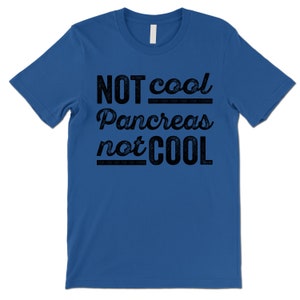 K&ouml;nnte beinhalten: Ein k&ouml;nigsblaues T-Shirt mit dem Text "NOT cool Pancreas not COOL" in Schwarz.