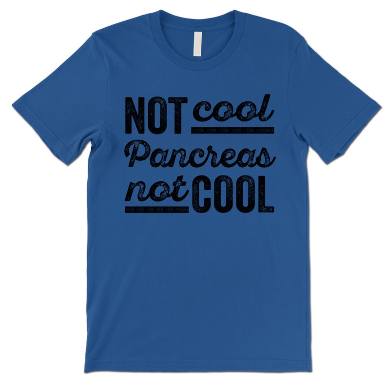 K&ouml;nnte beinhalten: Ein k&ouml;nigsblaues T-Shirt mit dem Text "NOT cool Pancreas not COOL" in Schwarz.