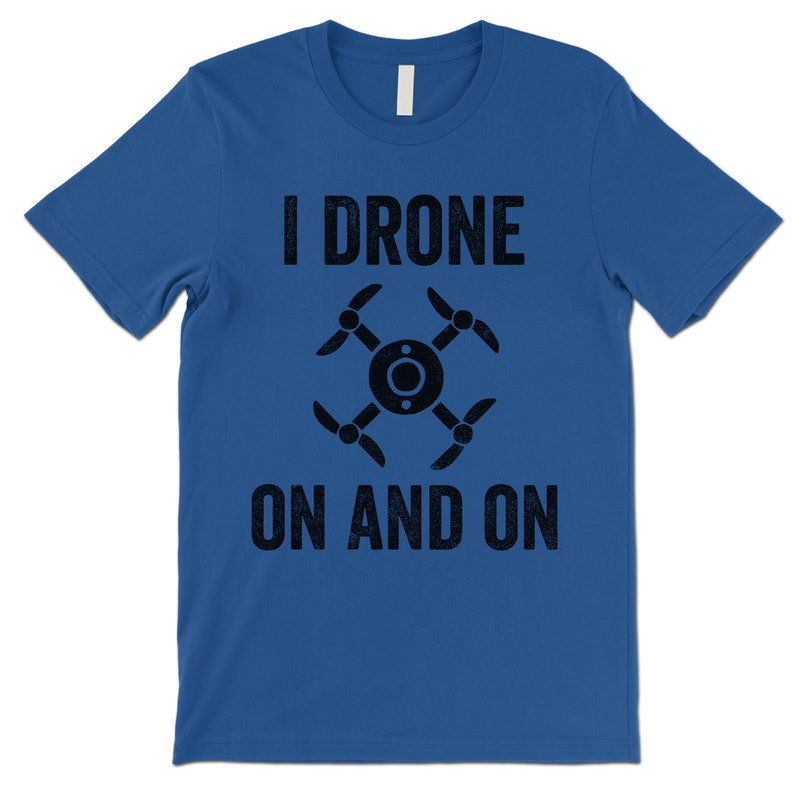Op de afbeelding: Een koninklijk blauw t-shirt met een zwarte afbeelding van een drone en de tekst "I Drone On And On".