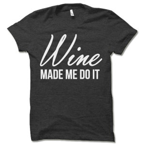 Puede incluir: Una camiseta gris oscuro con el texto "Wine Made Me Do It" en blanco.