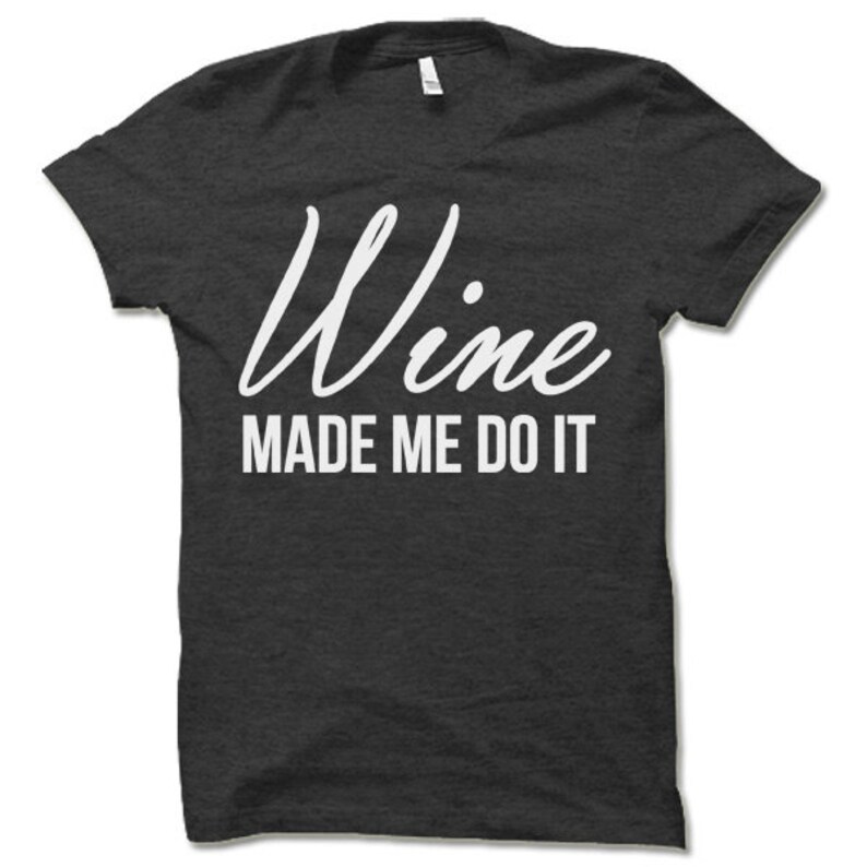 Puede incluir: Una camiseta gris oscuro con el texto "Wine Made Me Do It" en blanco.