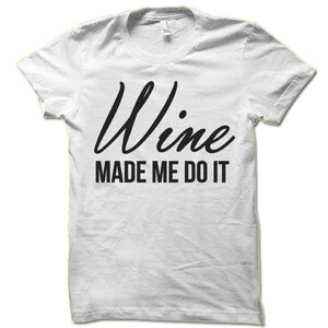 Puede incluir: Camiseta blanca con texto negro que dice "Wine Made Me Do It".