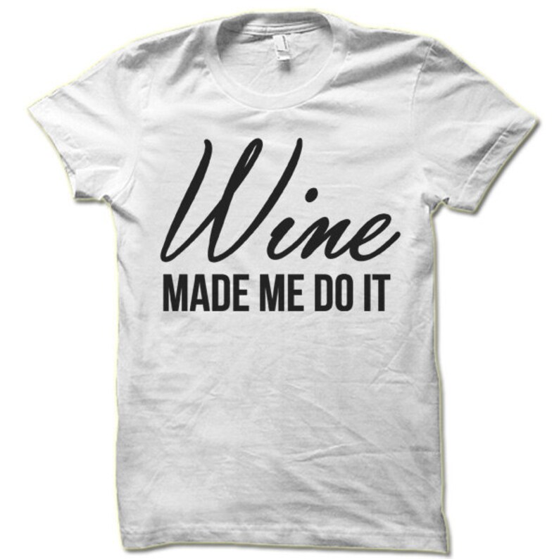 Puede incluir: Camiseta blanca con texto negro que dice "Wine Made Me Do It".