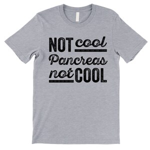 K&ouml;nnte beinhalten: Ein hellgraues T-Shirt mit schwarzem Text, der "NOT cool Pancreas not COOL" lautet.