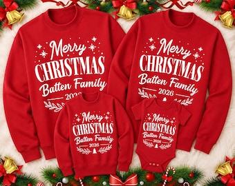 Könnte beinhalten: Zwei rote Langarm-Sweatshirts, ein kleineres rotes Langarm-Sweatshirt und ein roter Kurzarm-Body. Jedes Kleidungsstück ist mit dem weißen Schriftzug Merry CHRISTMAS Batten Family 2026 versehen, akzentuiert durch Sterne, Blätter und einen kleinen Baum.