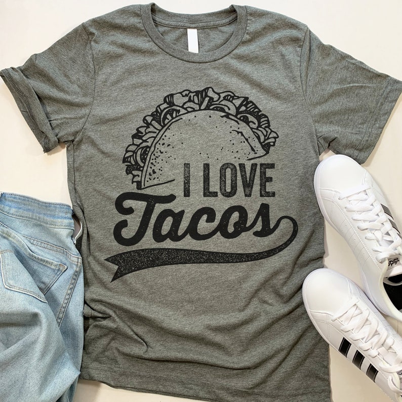 Może przedstawiać: Szary t-shirt z nadrukiem czarnego taco i napisem "Uwielbiam tacosy".