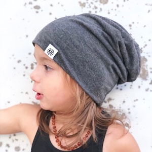 Gorro gris / Gorro holgado para niño / Gorro holgado para bebé / Gorro holgado gris / Gorro para niño pequeño / Gorro hipster / Gorro holgado para niño /