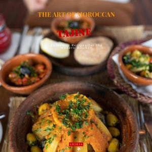 Puede incluir: Una mesa con cocina marroquí. La imagen muestra una variedad de platos, incluido un tajine, servidos en cuencos de barro. El texto "THE ART OF MOROCCAN TAJINE" y "Authentic Recipes for the Modern Kitchen" son visibles.