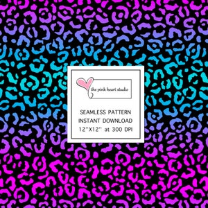 Könnte beinhalten: Nahtloses digitales Muster mit einem Farbverlauf aus blauen, violetten und rosafarbenen Leopardenflecken auf schwarzem Hintergrund. Das Muster ist 30,48 cm x 30,48 cm bei 300 DPI. "the pink heart studio" ist in weißer Schrift auf weißem Hintergrund geschrieben.