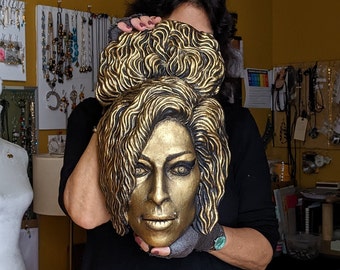 Amy Winehouse Skulptur, Gold & Schwarz Wandkunst