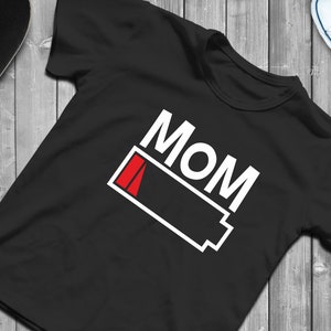 ママのバッテリー切れ SVG、DXF、PNG、ママの面白い T シャツ SVG、DTF 転送