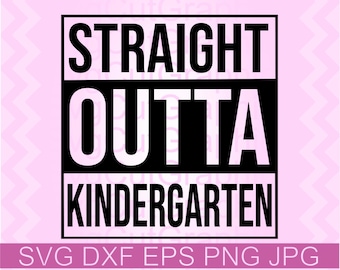 Puede incluir: Diseño gráfico en blanco y negro con el texto "Straight Outta Kindergarten" en una fuente en negrita y de bloque.