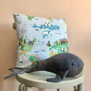Almohada Atlas de animales / Decoración de guardería / Dormitorio con temática de animales / Funda de cojín con mapa de aventuras / Almohada con forma de libro de cuentos / Mapa de la habitación de los niños que explora el mundo