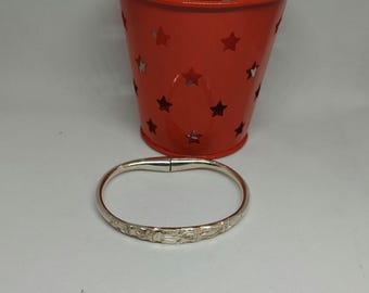 Vangovango gasy Women's bangle bracelet in solid silver from Madagascar. Smooth design with ethnic aloalo motifs