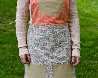 Delantal floral hecho a mano / Tres bolsillos / Lazo de cuello ajustable / Hecho a mano exclusivamente en los EE. UU.