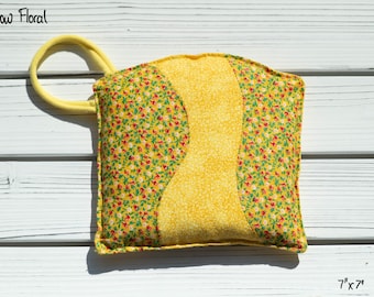 Bolsa de calentamiento y enfriamiento de arroz acolchado floral amarillo / Cubierta de algodón / Hecho a mano en los EE. UU.